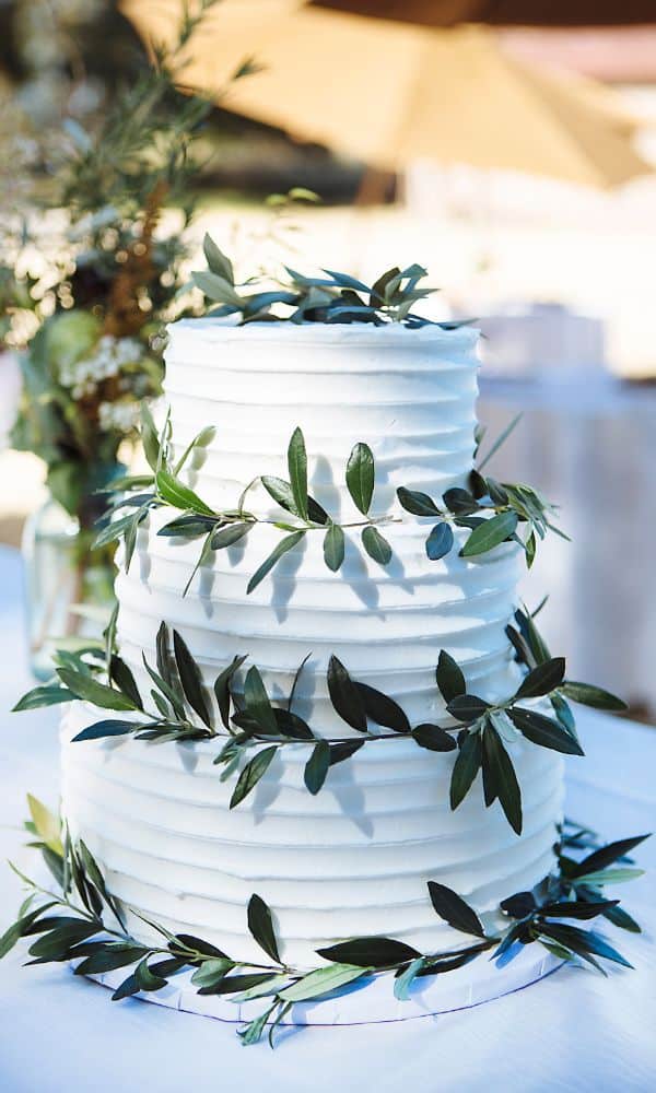 white wedding cake 