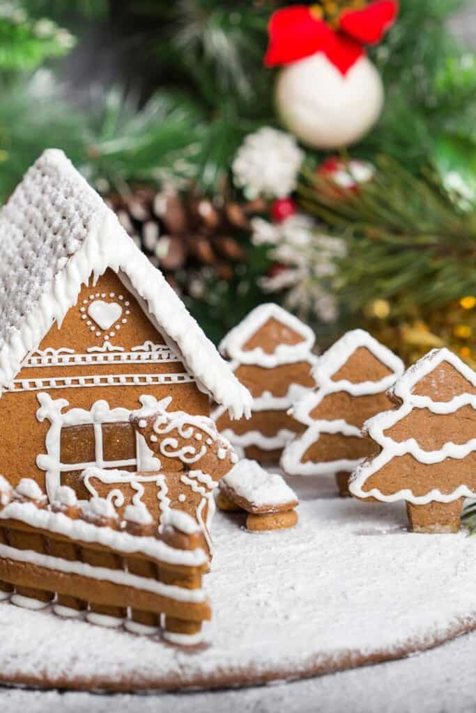 gingerbread house christmas table decor for wedding 