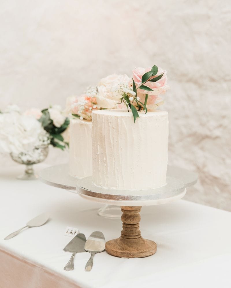 classic wedding cake for chic wedding 